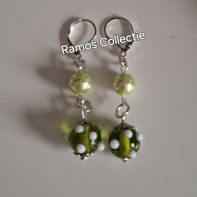 Oorbellen Groen met witte dots